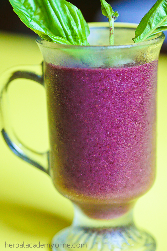 basil and blackberry smoothie