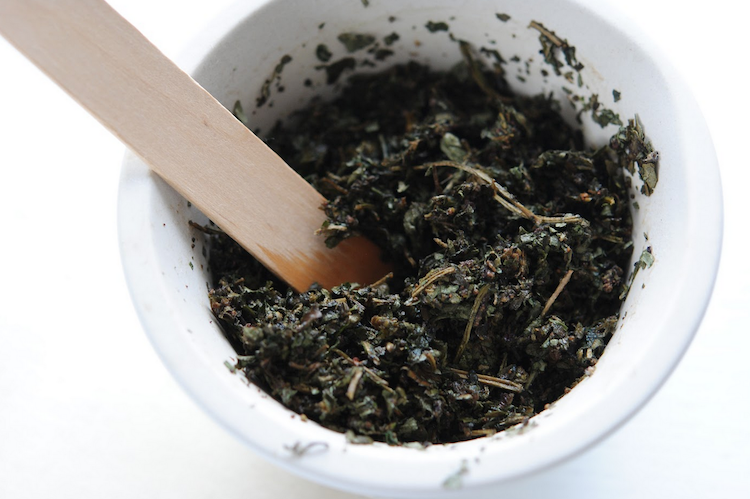 How To Make A Poultice with dried and fresh herbs