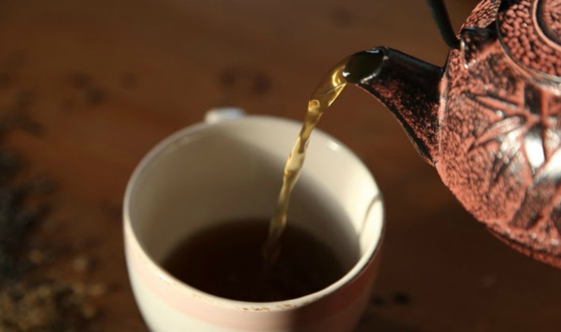 tea kettle pouring tea in mug