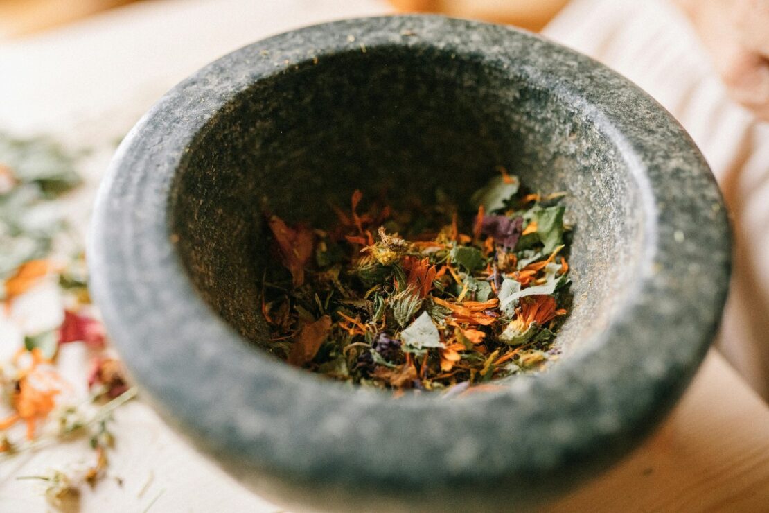 Six Botanical-Based Air Freshener Ideas for Your Home by Herbal Academhy