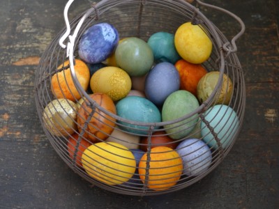 How To Dye Easter Eggs Naturally | Herbal Academy | Chemical dyes are not the only option when decorating Easter eggs. Here's how to use herbs and common food to dye Easter eggs naturally!