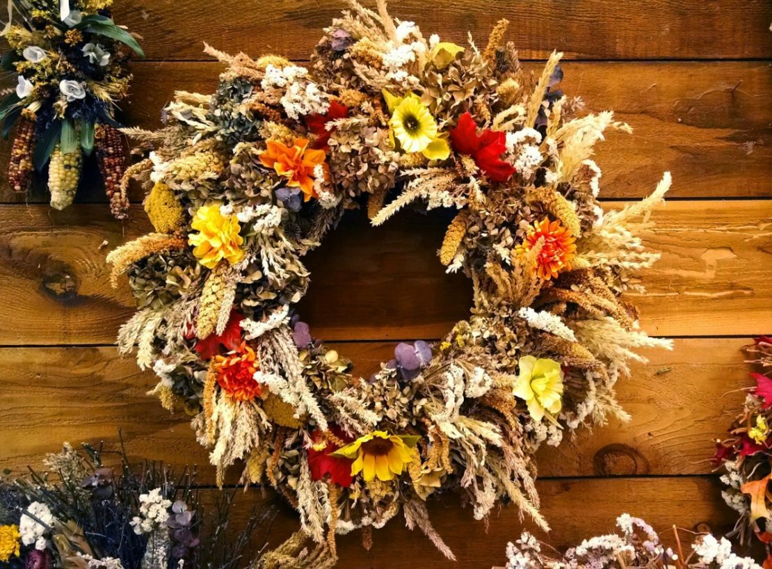 6 Pretty Ways to Display Dried Herbs in Your Fall Home Décor | Herbal Academy | Herbs aren’t only used for their great tastes and flavors. Here are 6 pretty ways to display dried herbs in your fall home decor!