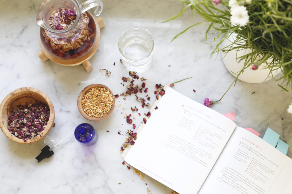 5 Herbal Lifestyle Books To Read This Year | Herbal Academy | If incorporating herbalism into your lifestyle is appealing to you, here are 5 of our favorite herbal lifestyle books to help you get started!