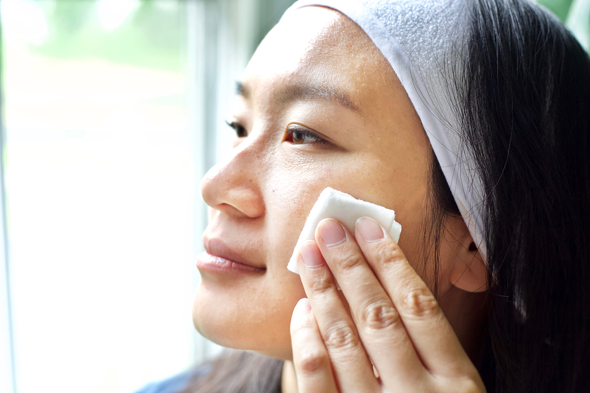 applying aloe vera to the face