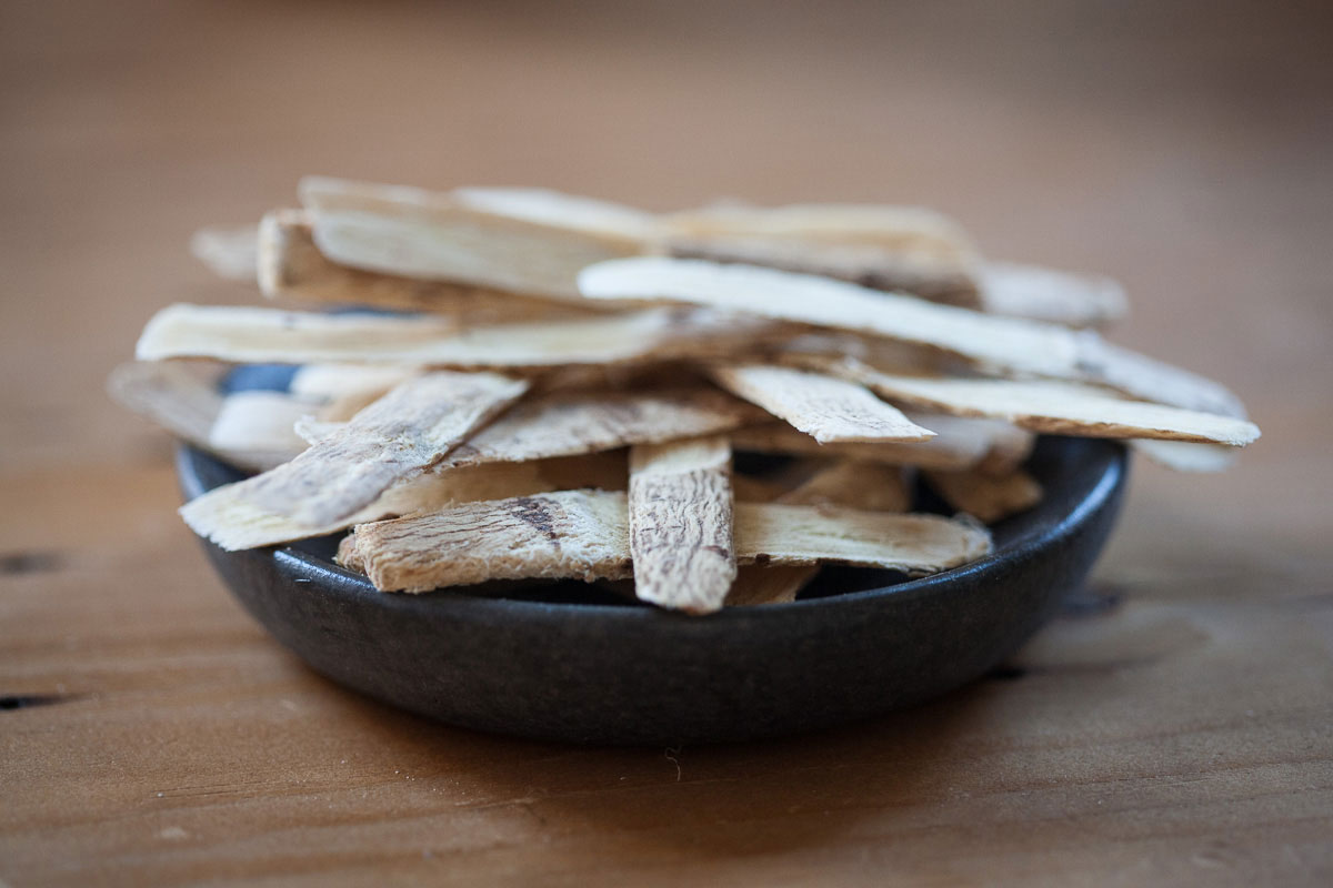 astragalus root in bowl