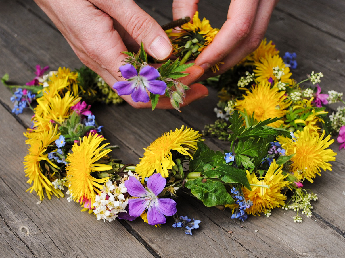 MAKING FLOWER CROWNS FOR CHILDREN - herbal academy