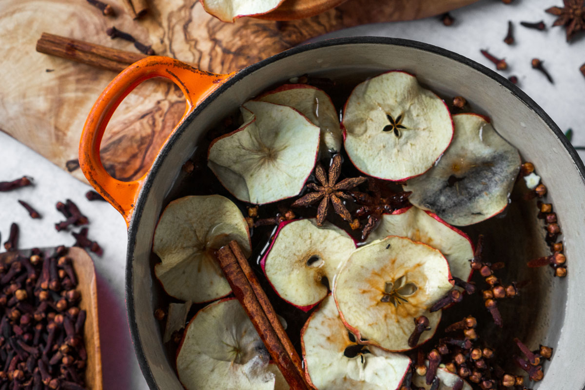 potpourri in a pan with apples, cinnamon, star anise