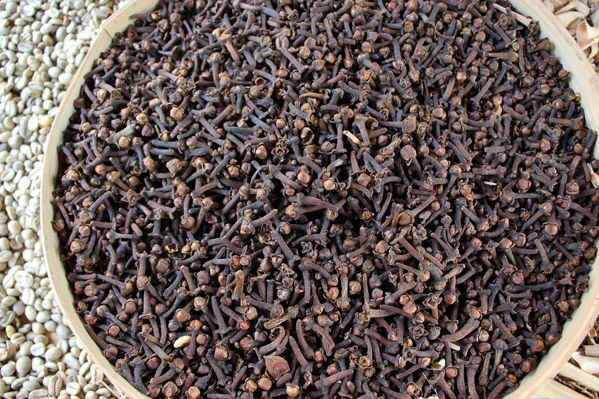 clove buds in a giant bowl