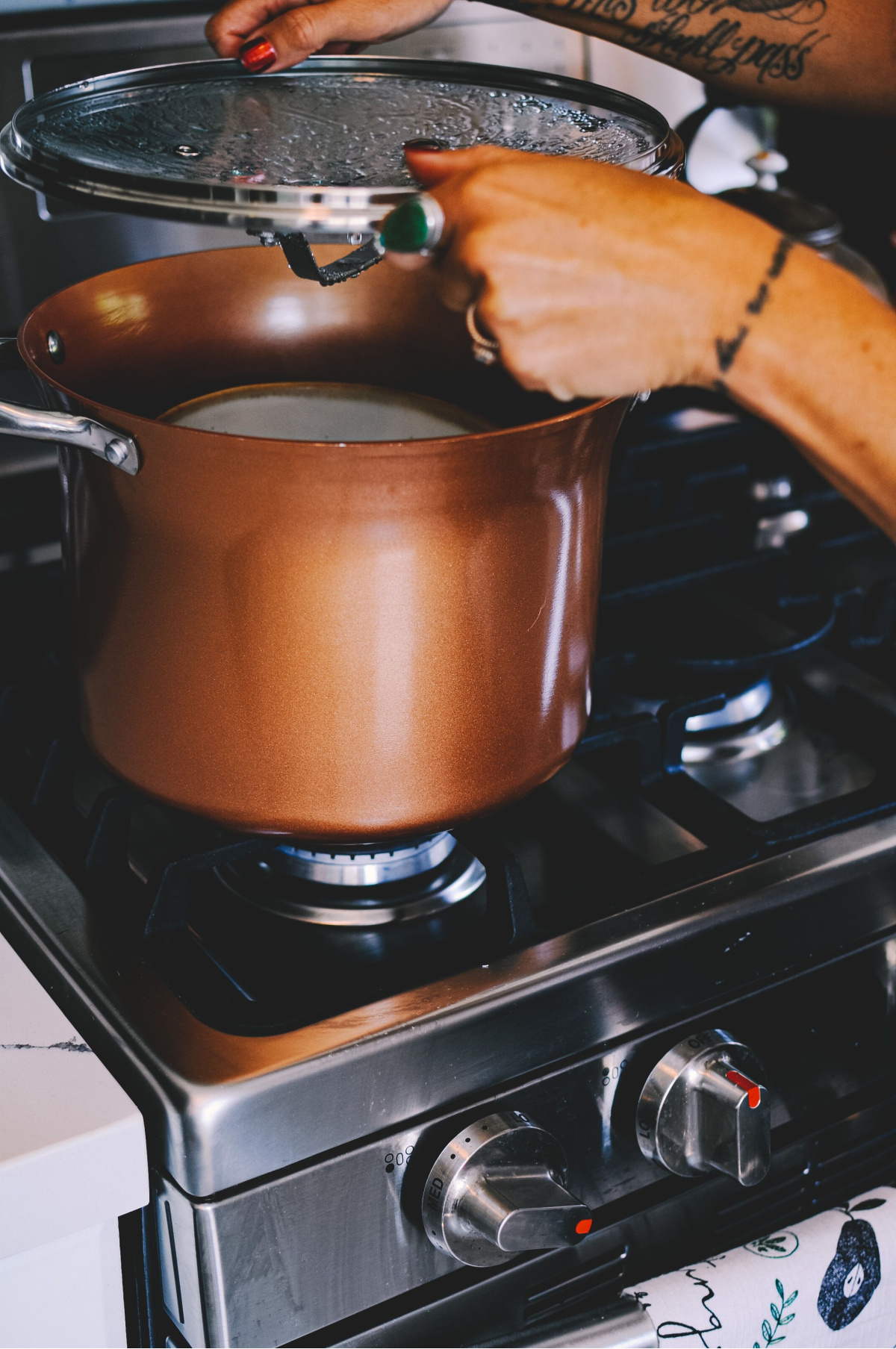 placing lid upside down on a pot