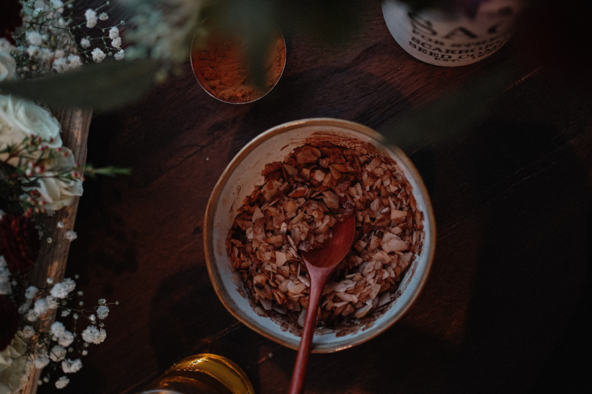 magnesium flakes and cinnamon in a bowl