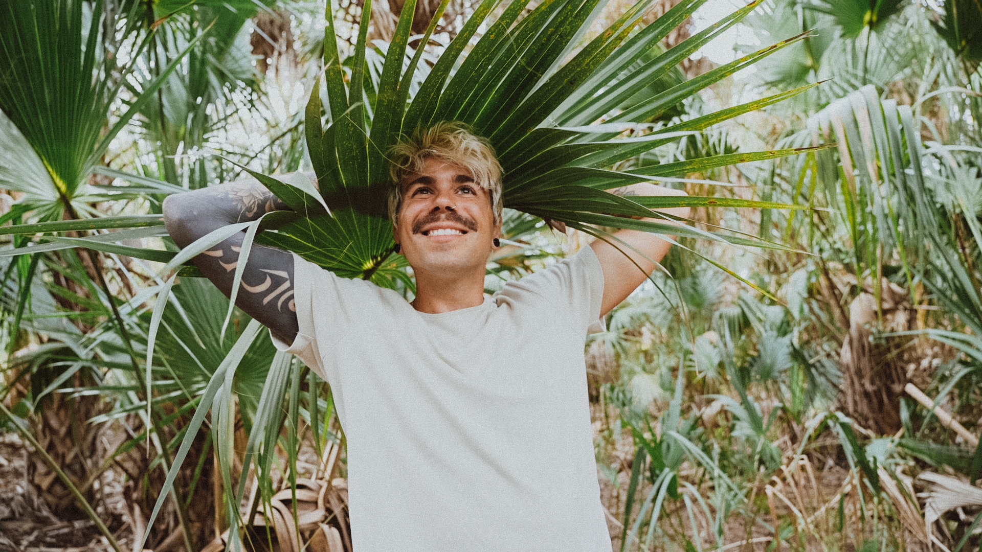 Elliot Durt under a branch