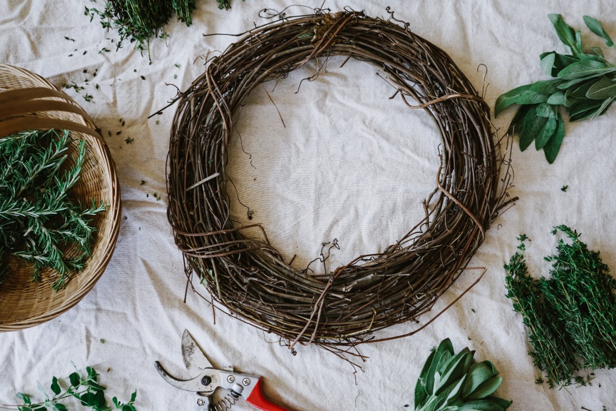 supplies to make a culinary fall wreath