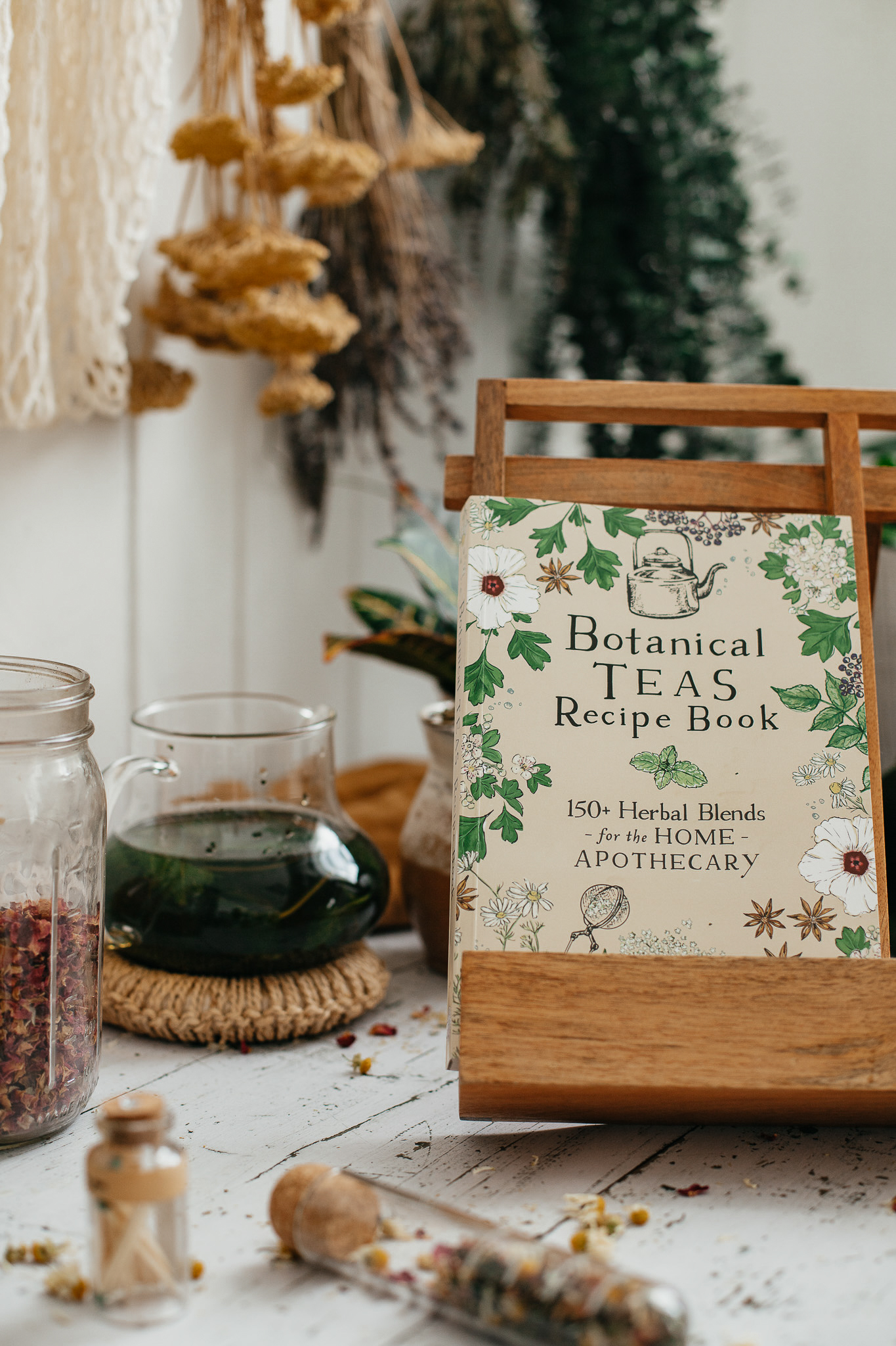 Herbal Academy Botanical Teas Recipe Book – how to blend herbal teas with over 150 herbal tea blends