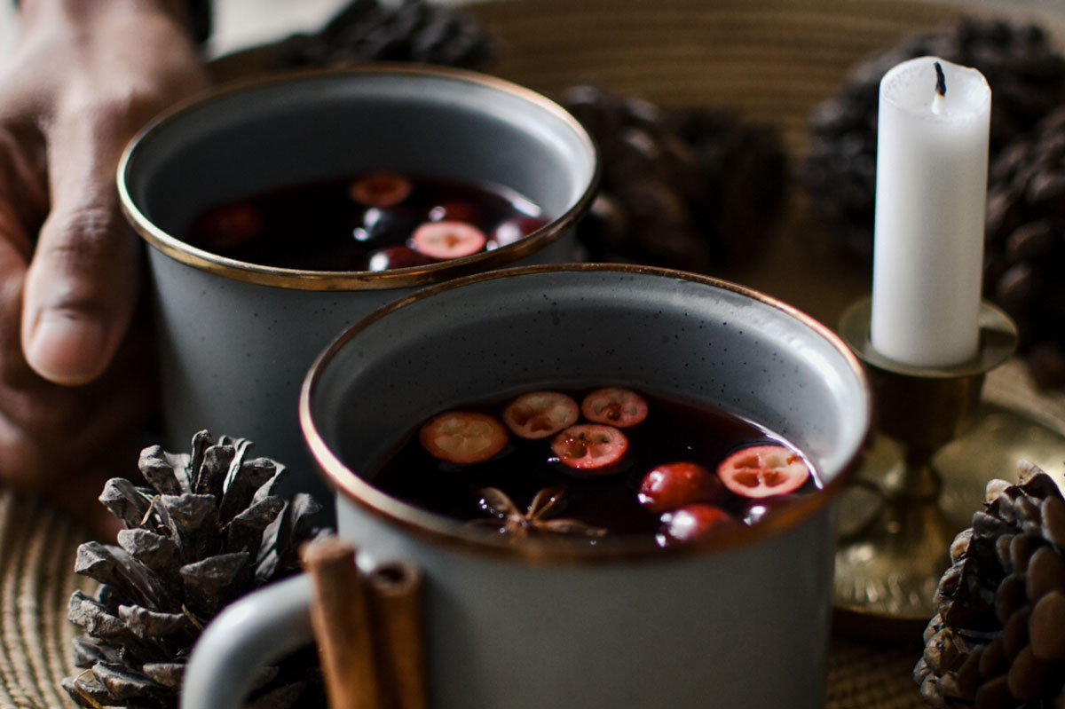 mugs of cranberry hot toddy