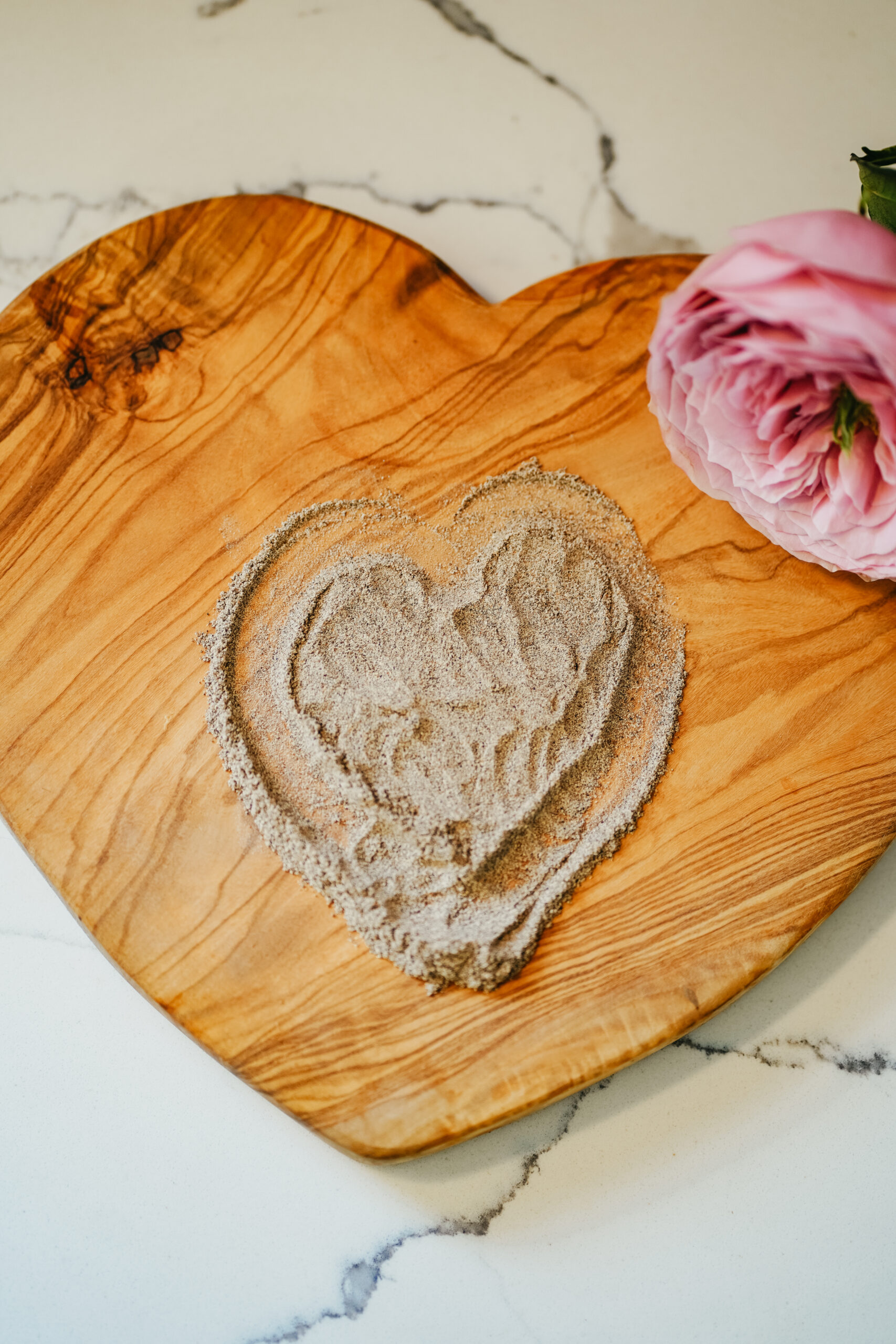 shatavari powder on a heart-shaped cutting board